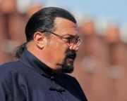 Moszkva és Washington közötti közvetítőnek nevezték ki Steven Seagalt