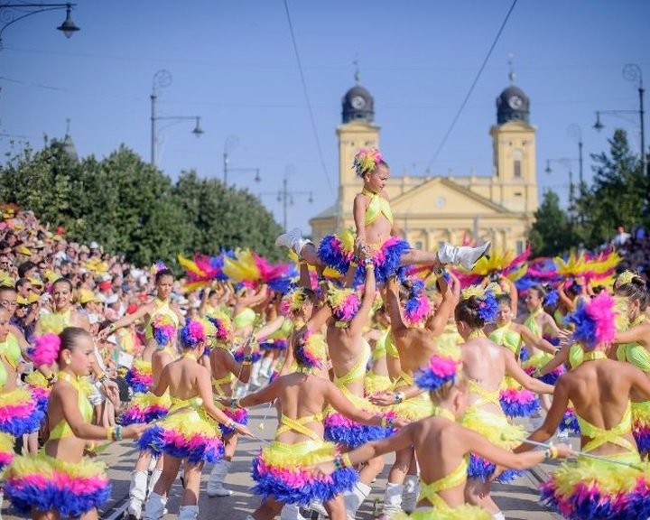 Debreceni virágkarnevál - Tizennyolc virágkocsi lesz látható a felvonuláson