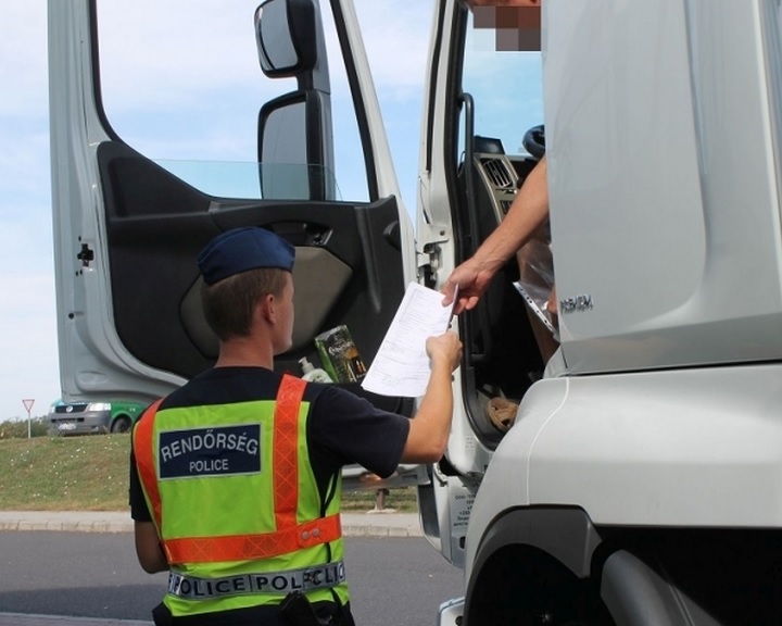 Háromnapos közúti akcióban ellenőrzik a teherautókat és buszokat